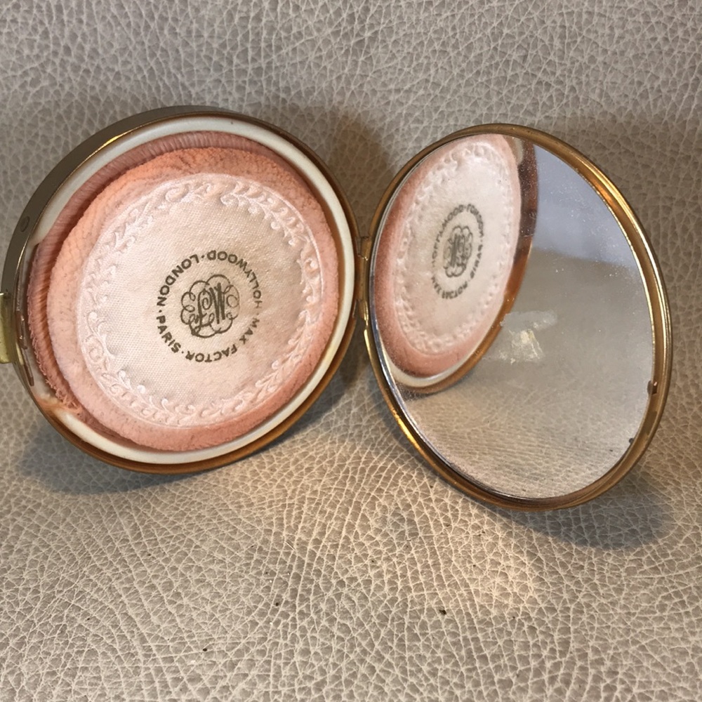 Vintage Belt Buckle Compact - Picture 2 of 4